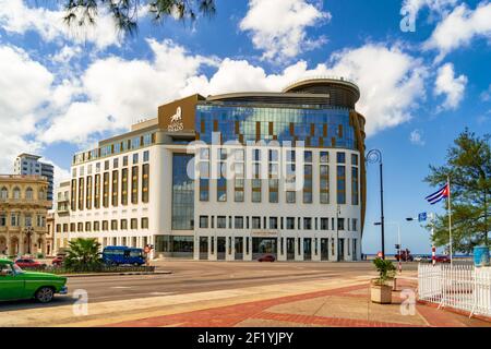 La Havane Cuba. 25 novembre 2020 : Hotel Paseo del Prado, bâtiment moderne sur le Malecon à la Havane. Lieu visité par les touristes. Banque D'Images