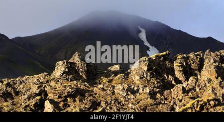 Champ de lave de Laugarhraun et montagne Brennisteinsalda, Landmannalaugar, Fjallabak, Islande, Europe Banque D'Images