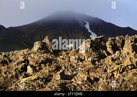 Champ de lave de Laugarhraun et montagne Brennisteinsalda, Landmannalaugar, Fjallabak, Islande, Europe Banque D'Images