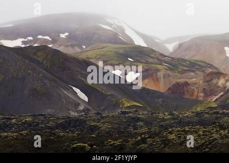 Champ de lave de Laugarhraun et montagne Brennisteinsalda, Landmannalaugar, Fjallabak, Islande, Europe Banque D'Images