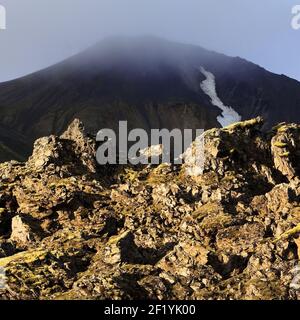 Champ de lave de Laugarhraun et montagne Brennisteinsalda, Landmannalaugar, Fjallabak, Islande, Europe Banque D'Images