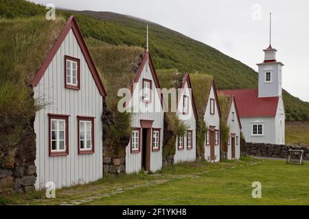 Ferme de tourbe Laufas avec église, Islande, Europe Banque D'Images