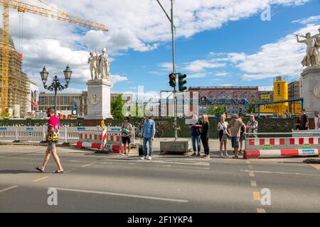 Berlin, Allemagne - 01 juillet 2018 : les gens attendent un panneau vert au passage pour piétons Banque D'Images