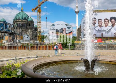 Berlin, Allemagne - 01 juillet 2018 : une fontaine dans une rue du centre de Berlin Banque D'Images