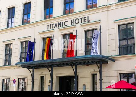 Berlin, Allemagne - 01 juillet 2018 : façade d'un bâtiment d'hôtel avec drapeaux au-dessus de l'entrée Banque D'Images