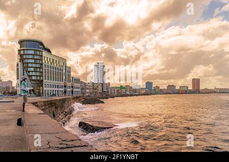 La Havane Cuba. 25 novembre 2020 : panoramique du Malecon de la Havane, littoral avec ses bâtiments, avenue du malecon et mer. L'un des mois Banque D'Images