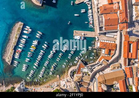 Tir de drone aérien de la vieille ville de Dubrovnik dans Mer Adriatique en Croatie été Banque D'Images