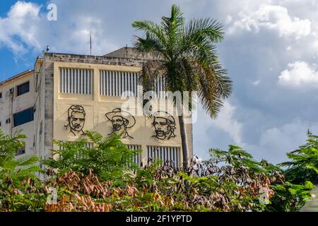 La Havane Cuba. 25 novembre 2020 : image de Mella, Camilo et Che, sur la façade du bâtiment de l'Union des jeunes communistes de Cuba Banque D'Images