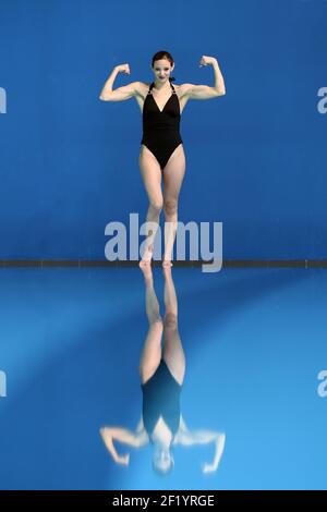 Première session de formation de Virginie Dedieu pour son retour en duo mixte natation synchronisée, à l'INSEP à Paris le 18 mars 2015 - photo Philippe Millereau / KMSP / DPPI Banque D'Images