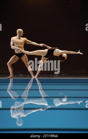 Première session de formation de Virginie Dedieu avec son partenaire d'équipe Benoit Beaufils pour son retour en duo mixte natation synchronisée, à l'INSEP à Paris le 18 mars 2015 - photo Philippe Millereau / KMSP / DPPI Banque D'Images