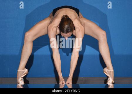 Première session de formation de Virginie Dedieu pour son retour en duo mixte natation synchronisée, à l'INSEP à Paris le 18 mars 2015 - photo Philippe Millereau / KMSP / DPPI Banque D'Images