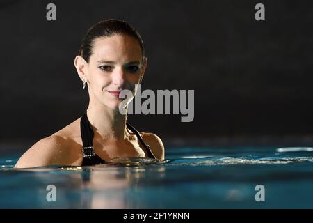 Première session de formation de Virginie Dedieu pour son retour en duo mixte synchro natation, à l'INSEP à Paris le 18 mars 2015 - photo Philippe Millereau / KMSP / DPPI Banque D'Images