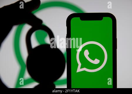 LONDRES, Royaume-Uni - Mars 2021: Logo du service de messagerie en ligne WhatsApp avec un cadenas Banque D'Images