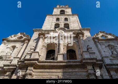 La Havane Cuba. 25 novembre 2020 : Tour du bâtiment de San Francisco de Asis, dans la vieille Havane Banque D'Images