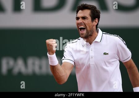 Jeremy Chardy, de France, fête après la victoire dans son match des hommes célibataires contre John Isner, des États-Unis, le cinquième jour de l'Open de France de 2015 à Roland Garros, le 28 mai 2015 à Paris, en France. Photo Philippe Millereau / KMSP / DPPI Banque D'Images