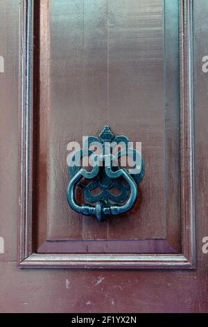 Porte en bois sombre avec un knocker noir Banque D'Images