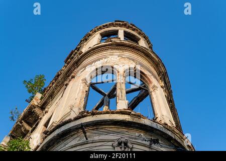 Ruines d'un vieux bâtiment avec seulement les murs extérieurs Banque D'Images