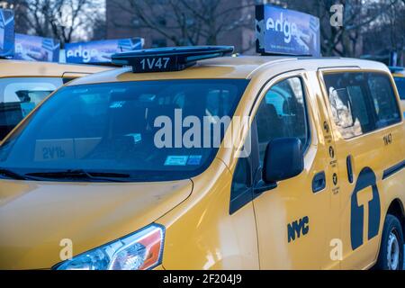 NEW YORK, NY – 9 MARS : un taxi jaune stationné à New York vu dans Queens le 9 mars 2021 à New York. Un nouveau fonds fournira un soulagement très nécessaire pour les propriétaires de chauffeurs de taxi de New York qui doivent grand sur les médaillons. Mais le Fonds d'aide aux chauffeurs de taxi Medallion de 65 millions de dollars annoncé mardi par le maire Bill de Blasio ne parvient pas à un pardon complet que de nombreux chauffeurs de taxi ont cherché. Crédit : Ron Adar/Alay Live News Banque D'Images