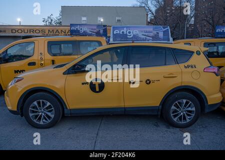 NEW YORK, NY – 9 MARS : un taxi jaune stationné à New York vu dans Queens le 9 mars 2021 à New York. Un nouveau fonds fournira un soulagement très nécessaire pour les propriétaires de chauffeurs de taxi de New York qui doivent grand sur les médaillons. Mais le Fonds d'aide aux chauffeurs de taxi Medallion de 65 millions de dollars annoncé mardi par le maire Bill de Blasio ne parvient pas à un pardon complet que de nombreux chauffeurs de taxi ont cherché. Crédit : Ron Adar/Alay Live News Banque D'Images