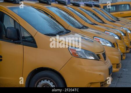 NEW YORK, NY – 9 MARS : un médaillon de la Commission des taxis et des limousines (TLC) vu sur un taxi jaune de la ville de New York garée à Queens le 9 mars 2021 à New York. Un nouveau fonds fournira un soulagement très nécessaire pour les propriétaires de chauffeurs de taxi de New York qui doivent grand sur les médaillons. Mais le Fonds d'aide aux chauffeurs de taxi Medallion de 65 millions de dollars annoncé mardi par le maire Bill de Blasio ne parvient pas à un pardon complet que de nombreux chauffeurs de taxi ont cherché. Crédit : Ron Adar/Alay Live News Banque D'Images