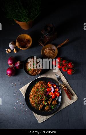 Gruaux de sarrasin cuits au four avec de la goulash de bœuf Banque D'Images