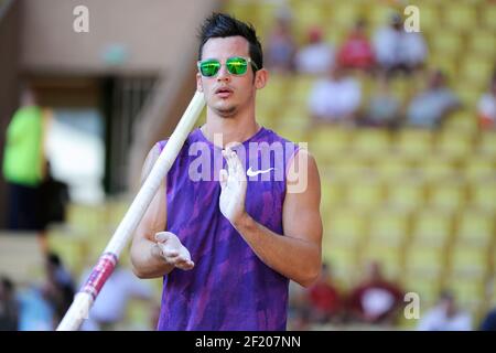 Kevin Menaldo de France est en compétition dans Pole Vault Men lors de la rencontre internationale d'athlétisme Herculis, IAAF Diamond League, Monaco le 17 juillet 2015 au stade Louis II à Monaco, France - photo Jean-Marie Hervio / KMSP / DPPI Banque D'Images