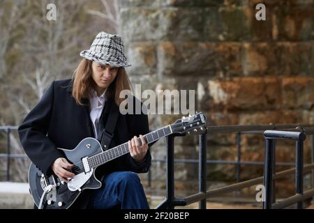 Guitariste en métal lourd qui joue et pose au canal Rideau, écluses 46 - 49 - Kingston Mills. Banque D'Images