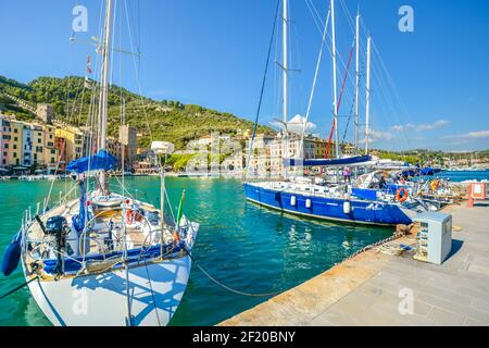 Les voiliers amarquent un village coloré de Portovenere sur la Côte d'Azur italienne sur la côte ligure et une partie du Golfe des poètes, Cinque Terre, Italie Banque D'Images