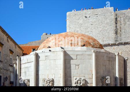 Les touristes bénéficient d'une vue sur la grande fontaine Onofrio depuis les murs entourant la vieille ville de Dubrovnik, Croatie Banque D'Images