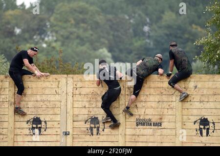 Pendant la course de Reebok Spartan à Jablines, le 19 septembre 2015. La course de Spartan est une course dans la boue avec de multiples obstacles. Photo Philippe Millereau / KMSP /DPPI Banque D'Images