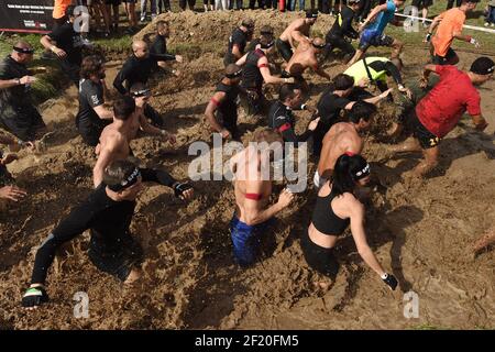 Pendant la course de Reebok Spartan à Jablines, le 19 septembre 2015. La course de Spartan est une course dans la boue avec de multiples obstacles. Photo Philippe Millereau / KMSP /DPPI Banque D'Images