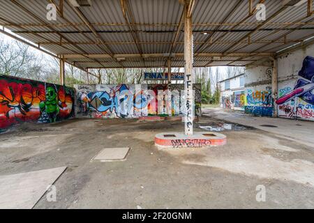 Doel, Anvers, Belgique. Cette ville fantôme rurale est couverte par une centrale nucléaire d'un côté, et un terminal à conteneurs à l'intérieur du port d'Anvers de l'autre côté. Toutes les maisons ont été acquises par les autorités portuaires, il ne reste plus qu'environ 20 personnes pour habiter le village. La démolition des maisons et l'annihilation totale est maintenant prévue pour 2030, mais encore unsertain. Station-service et station-service en sous-couche, propriété formelle de Fina. Banque D'Images