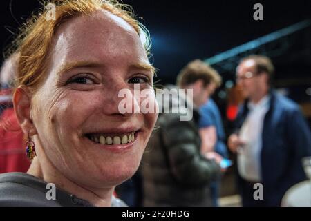 Roosendaal, pays-Bas. Jeune adulte et belle femme à cheveux rouges se promenant autour de la plate-forme d'une gare en attendant le dernier train reliant le Benelux à Anvers. Banque D'Images