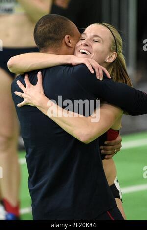 Brianne Theisen Eaton, du Canada, félicite son mari Ashton Eaton au Pentathlon après sa victoire aux Championnats du monde en salle de l'IAAF au Centre des congrès de l'Oregon, à Portland, aux États-Unis, le 18 mars 2016 - photo Philippe Millereau / KMSP / DPPI Banque D'Images