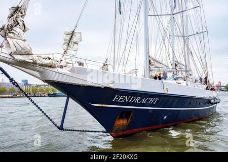 Rotterdam, pays-Bas. Voilier à trois mâts: 'Eendracht' amarre à Wilhelminapier après un voyage de cinq jours en Angleterre et en Belgique accros à la mer du Nord. Banque D'Images