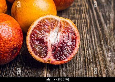 Oranges rouges sucrées juteuses sur fond rustique. Mise au point sélective. Faible profondeur de champ. Banque D'Images