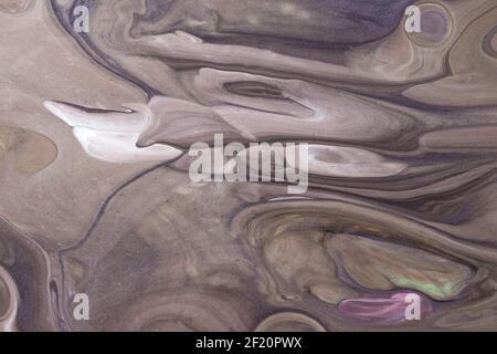 Arrière-plan abstrait d'art fluide marron foncé et violet. Marbre liquide. Peinture acrylique sur toile avec dégradé beige et éclaboussures. Retour d'encre d'alcool Banque D'Images