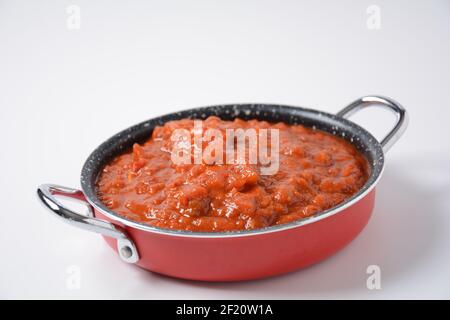 Matbucha - sauce, tartiner ou condiment à la tomate marocaine - tomates épicées cuites, poivrons, ail et piment Banque D'Images