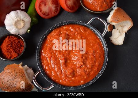 Matbucha - sauce, tartiner ou condiment à la tomate marocaine - tomates épicées cuites, poivrons, ail et piment Banque D'Images