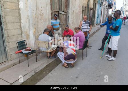 Cuba, la Havane - hommes jouant des dominos à Habana Vieja Banque D'Images