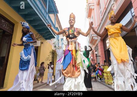 Cuba, la Havane - des artistes de rue sur des stilts se produisent à la Havane Banque D'Images