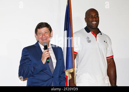 La judoka française Teddy Riner, nommée porte-drapeau français pour les Jeux Olympiques de Rio 2016 et le ministre français des Sports Patrick Kanner lors de la cérémonie de porte-drapeau français dans le bâtiment du CNO de France le 24 juillet, à Paris France - photo Eric Renard / KMSP / DPPI Banque D'Images