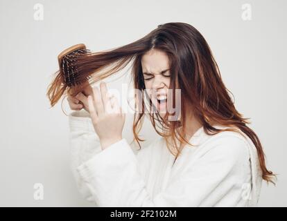 femme peignant cheveux fragile extrémités fractionnées problèmes de santé Banque D'Images