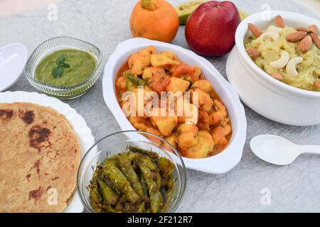 Farali vrat ka khana repas complet pour le déjeuner et le dîner sur ekadashi, mahashivratri et les jours de jeûne pour les upavas Banque D'Images