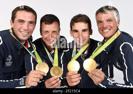 Médaillés d'or français en Equestrian trois jours Mathieu Lemoine, Thibaut Vallette, Astier Nicolas, Karim Laghouag posent au club France, pendant les Jeux Olympiques RIO 2016, le 9 août 2016, à Rio, Brésil - photo Pool / KMSP / DPPI Banque D'Images