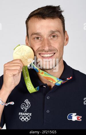 Médaillé d'or français au slalom de kayak Denis Gargaud pose au club France, lors des Jeux Olympiques RIO 2016, le 9 août 2016, à Rio, Brésil - photo Philippe Millereau / KMSP / DPPI Banque D'Images