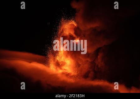 CATANE, ETNA, ITALIE - 10 MARS 2021 : nouvelle éruption du volcan Etna en sicile. Fontaines de lave et un énorme panache de gaz et de cendres pyroclastiques dal Cratere di sudest. Crédit : Wead/Alay Live News Banque D'Images