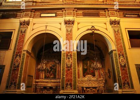 Naples – Cappelle di sinistra della Chiesa di San Giuseppe Dei Ruffi Banque D'Images