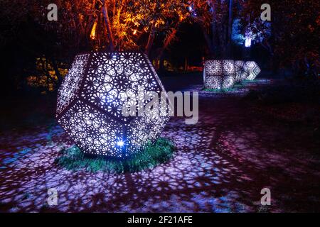 Une magnifique sculpture lumineuse géométrique qui forme des motifs dans un parc la nuit. « Festival of Lights », Pukekura Park, New Plymouth, Nouvelle-Zélande Banque D'Images