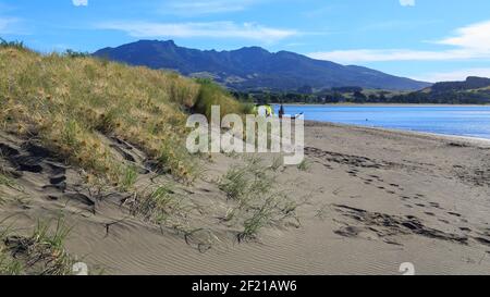 Te Kopua Beach, Raglan, Nouvelle-Zélande, avec le mont Karioi visible en arrière-plan Banque D'Images